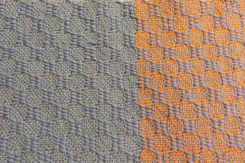 kangaspuissa kudottu huivi