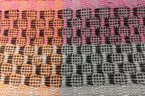 kangaspuissa kudottu huivi