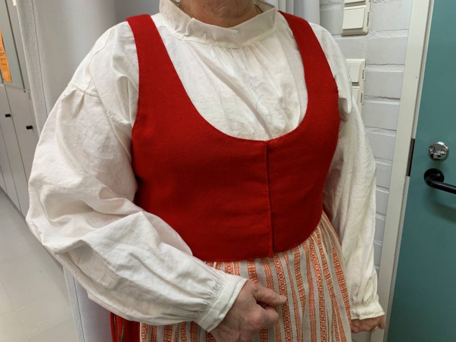 Punkalaitumen pukuun on korjattu hametta ja liiviä. Paita on viittä vaille valmis.