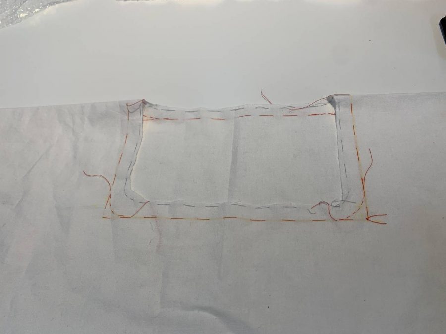 Paitaa valmistamassa. Harsittuna pääntien muoto.