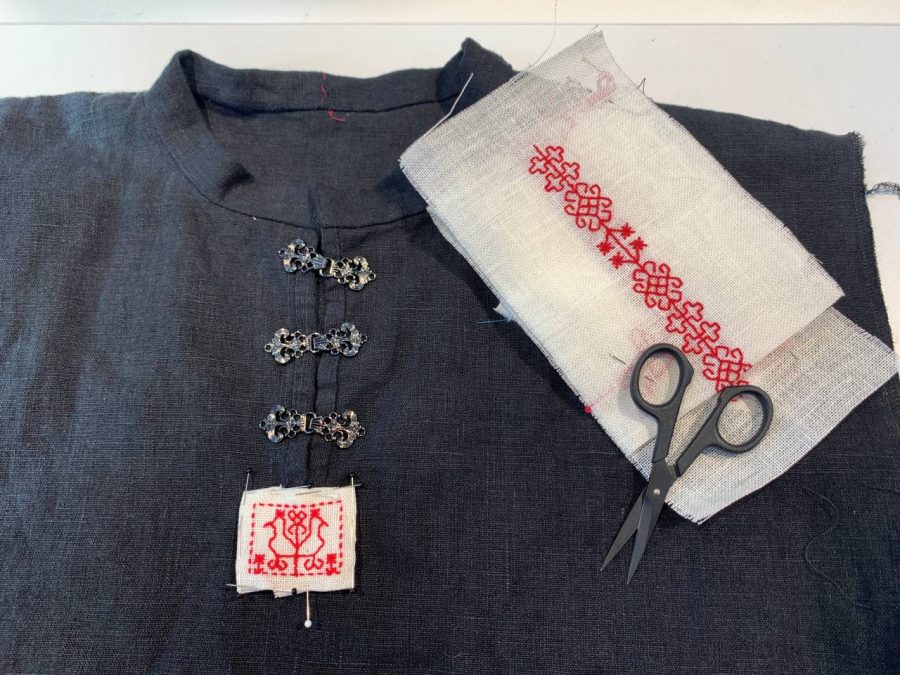 Kansanomainen paita, jossa koristeena etupistokirjontakuvioita.