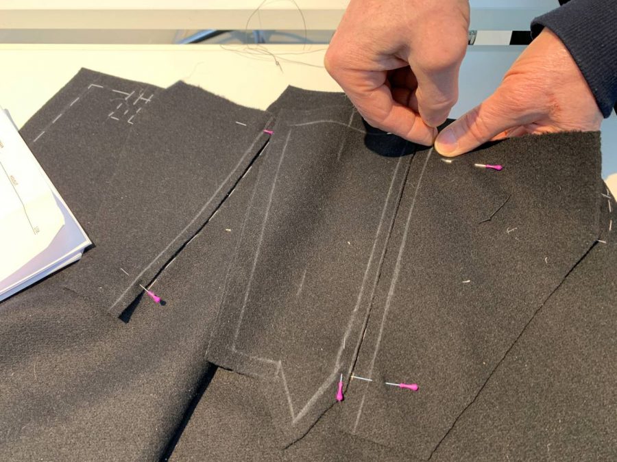 Etelä-pohjanmaan sarkahousuissa luukun valmistaminen.