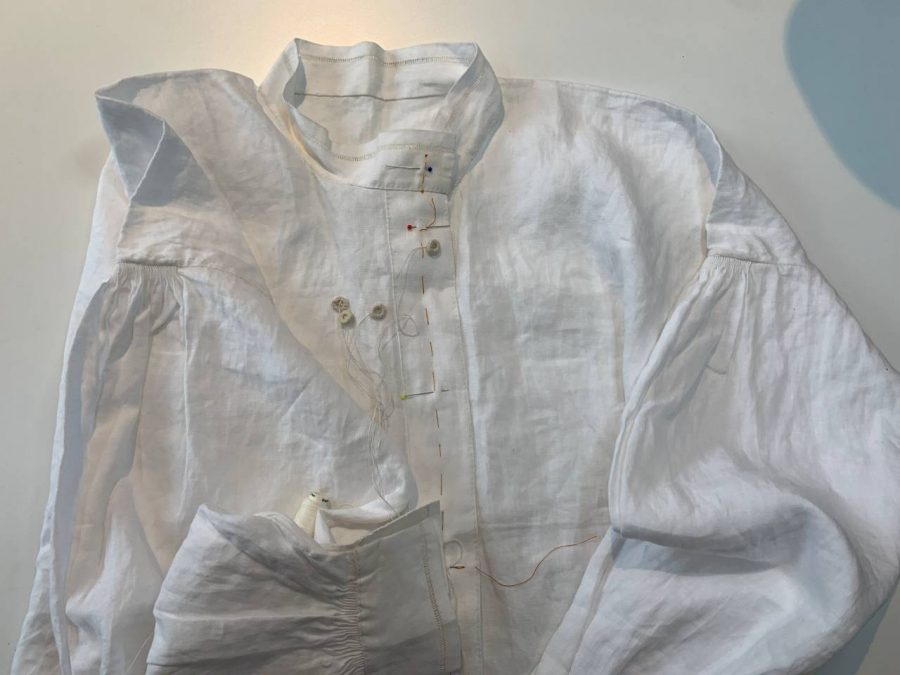 Helsingin pitäjän paitaan napituksen valmistaminen.