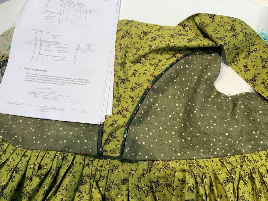 Feresin päällysvaate valmistumassa vihreästä puuvillakankaasta. 