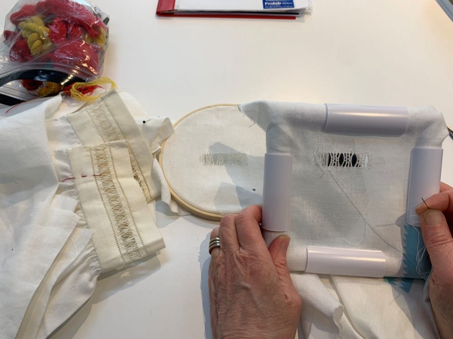 Hartolan naisen kansallispuvun paidan kauluksen revinnäiskokeilu