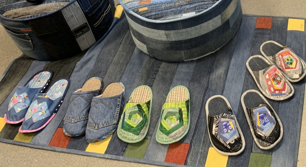 Farkuista toteutettuja tilkkutöitä: matto, istuinpallit, tohveleita.