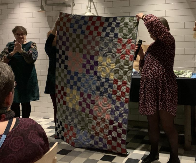 Iltaohjelmassa oli arpajaiset. Arvottiin tilkkupeitto.