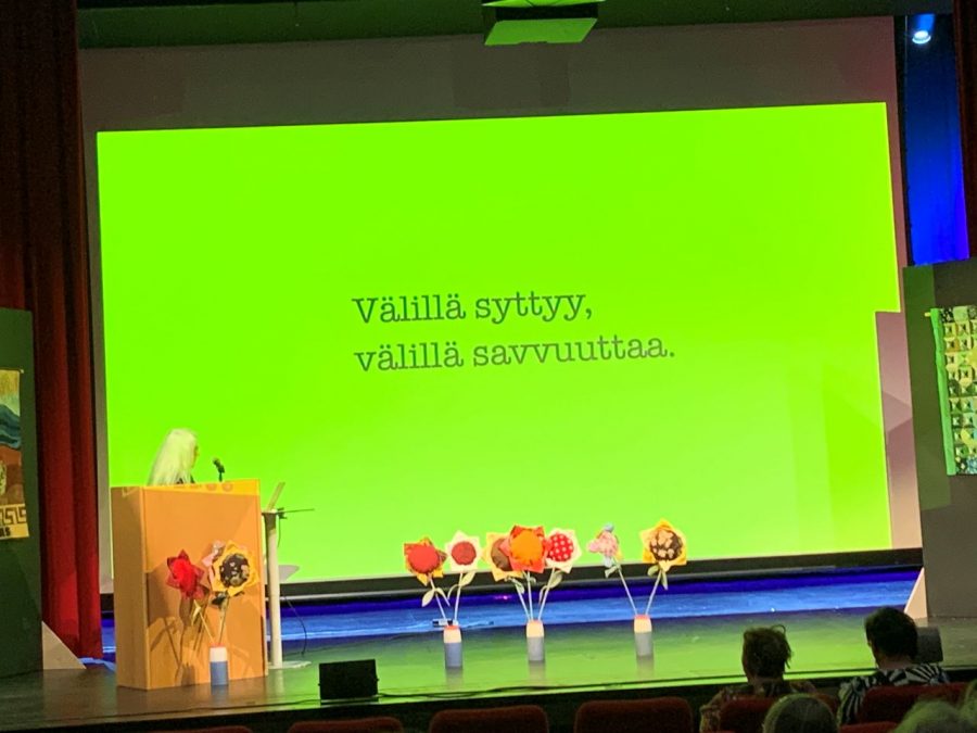 Diakuva luennolta. Esityslavan somistusta.