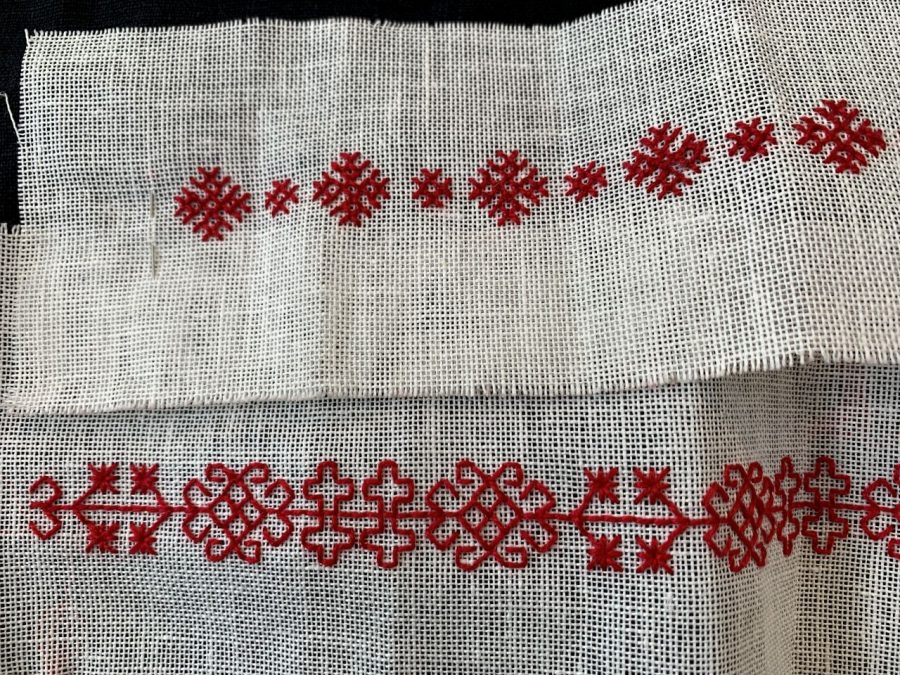 Etupistokirjontakuviot punaisella kirjottu