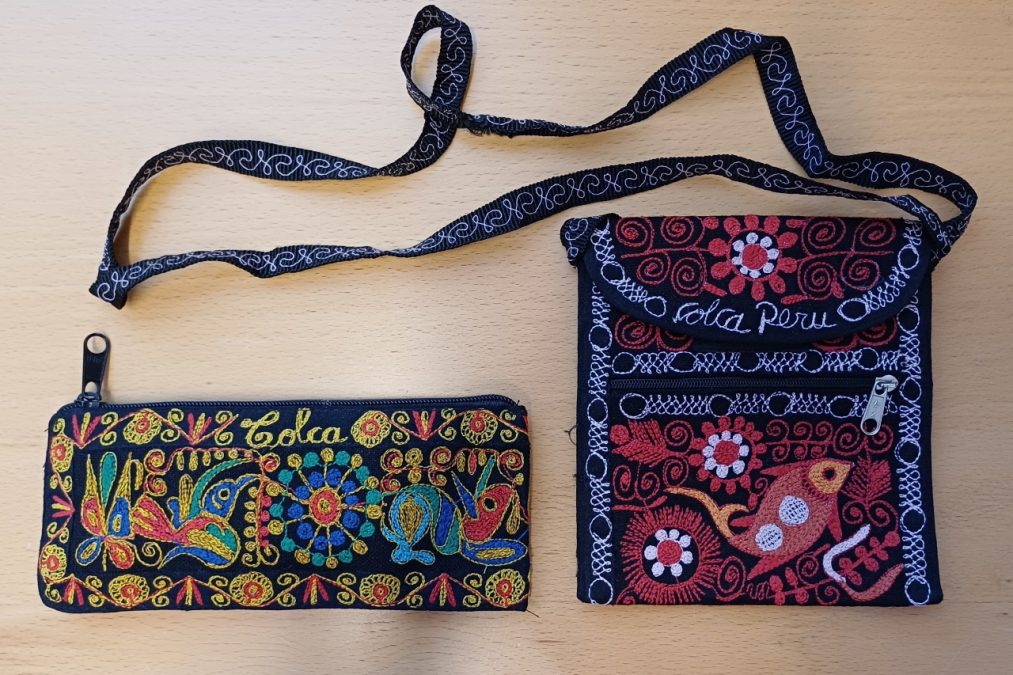 konekirjotut pikkulaukku ja penaali