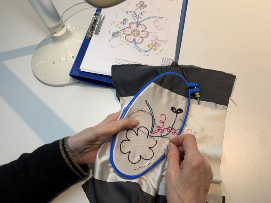 Tykkimyssyn kirjailua silkkilangalla.