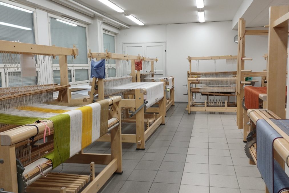 Kangaspuita ikkunaseinän edessä