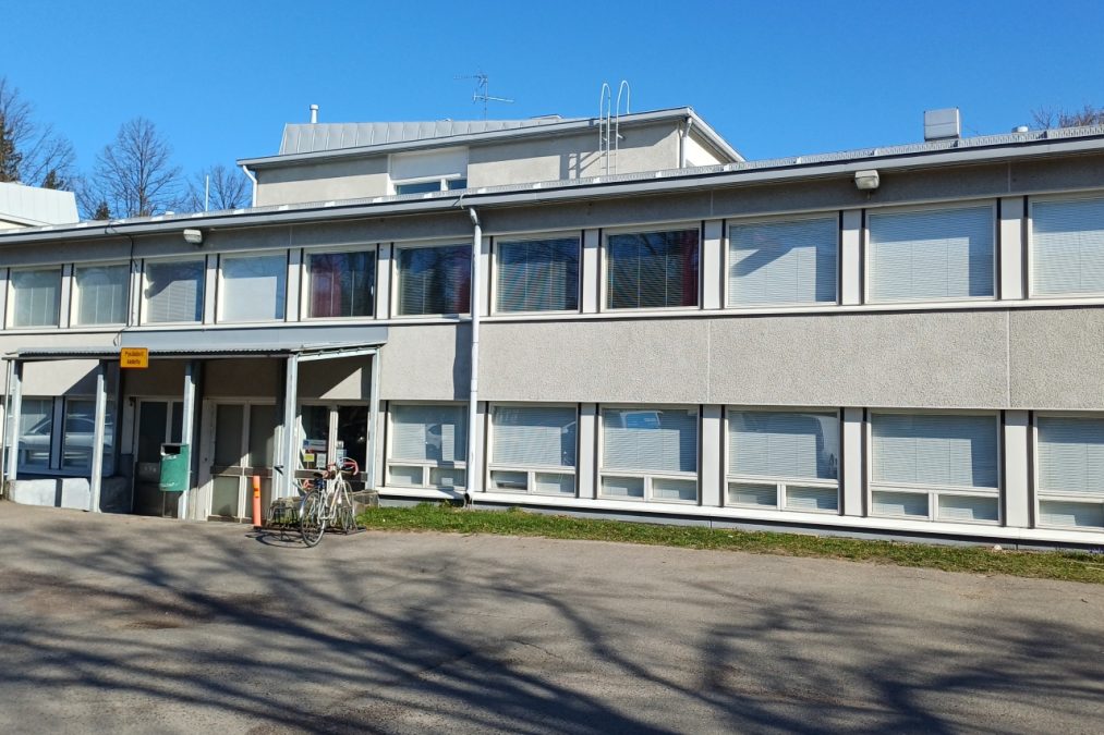 Näyttelijäntie 14 kudontaluokan ikkunoita