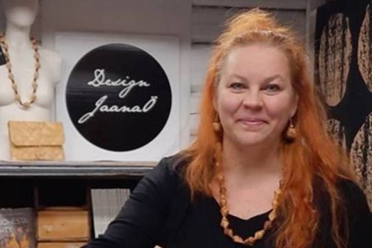 Kuvassa artikkelin kirjoittaja ja tuohityön opettaja Jaana Öljymäki.