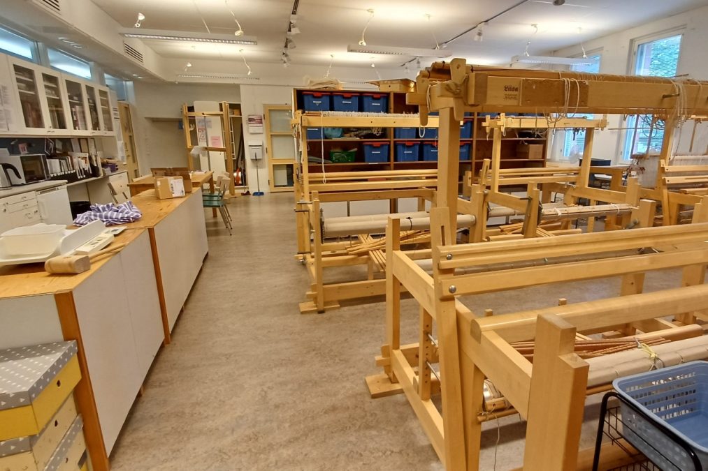 yleisnäkymä kudontaluokassa