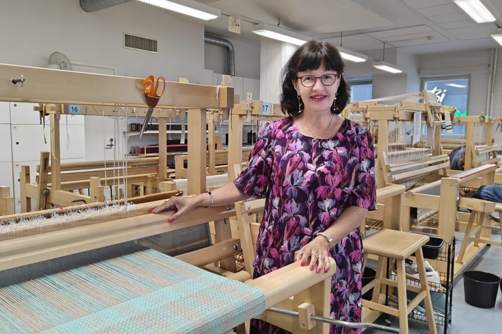 Päivi kudontaluokassa