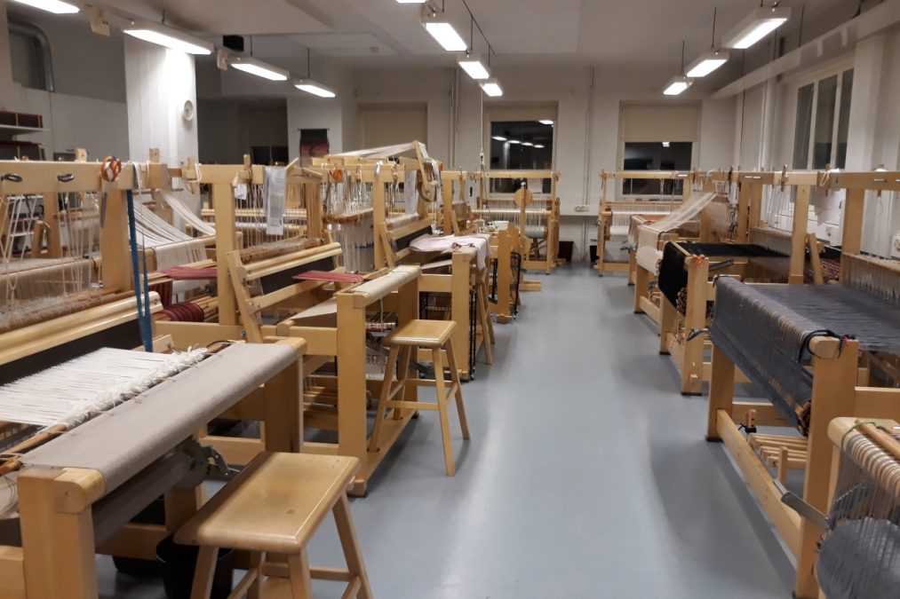 Silkkikutomon kudontaluokan kangaspuita