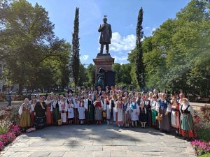 Ryhmäkuva Espan puistossa kansallispukuisia henkilöitä